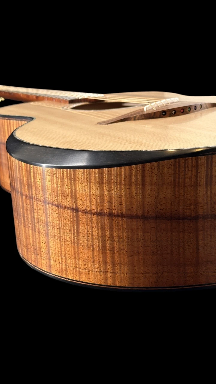 Lowden Master Series Acoustic Guitar - Hawaiian Koa / Adirondack Spruce - Arm Bevel