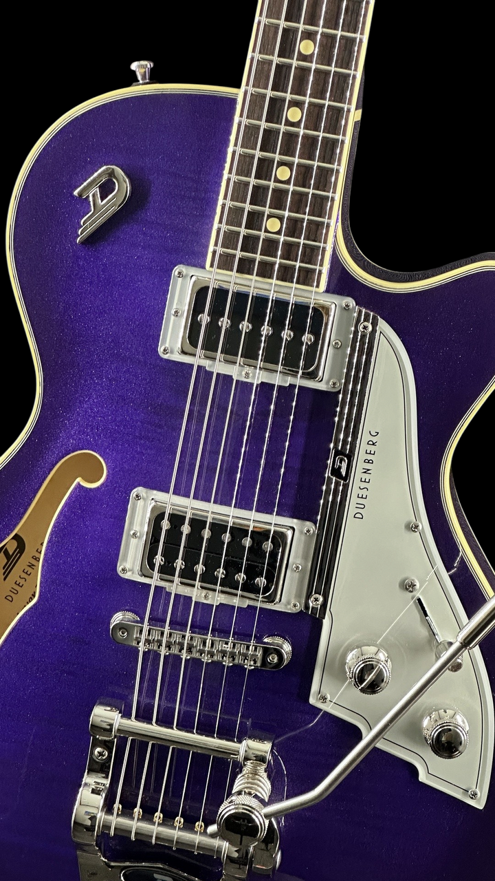 Duesenberg Starplayer TV Semi-Hollowbody - Galaxy Purple Burst - Angle