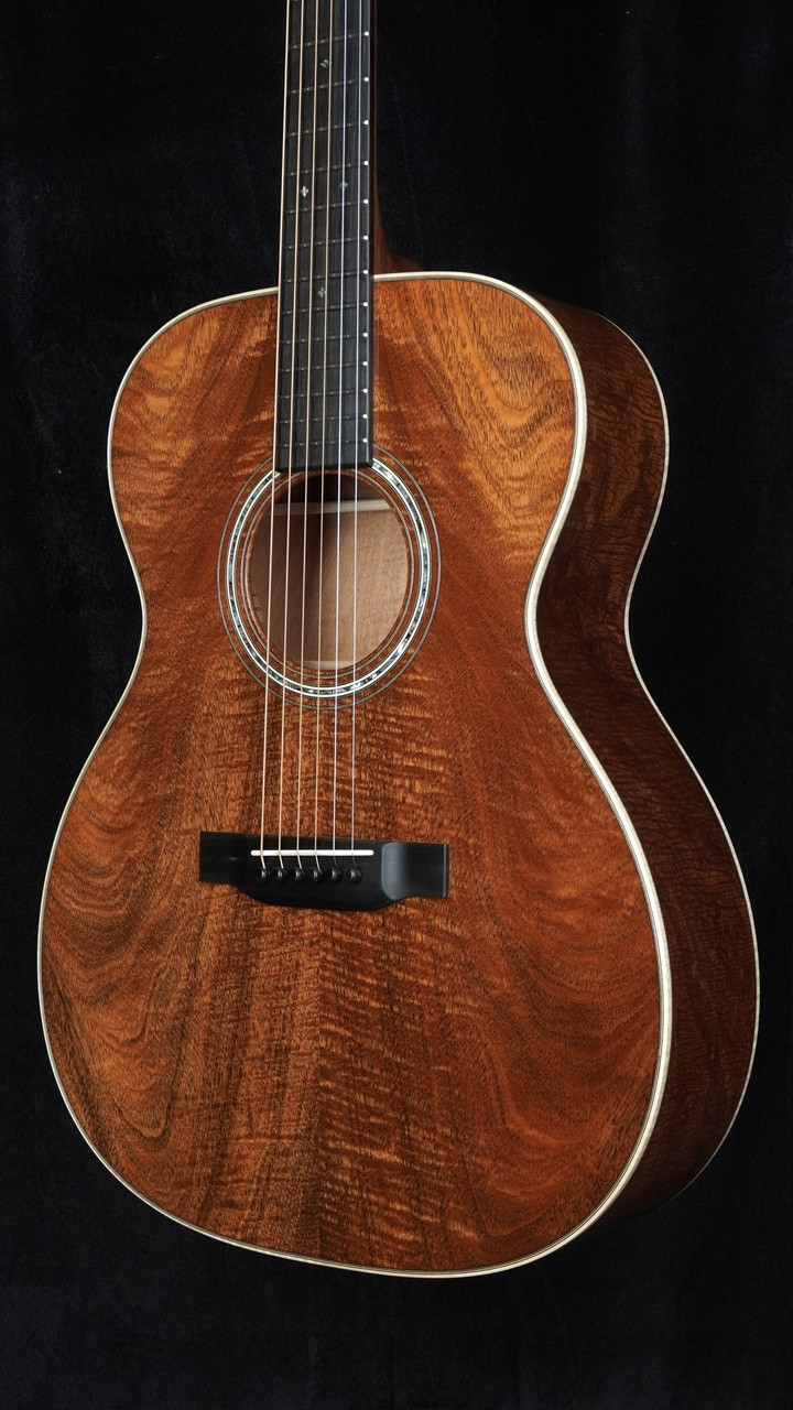 Martin Custom Shop 000-14 Fret Flamed Mahogany - 2026 NAMM Custom #08 Quarter Close