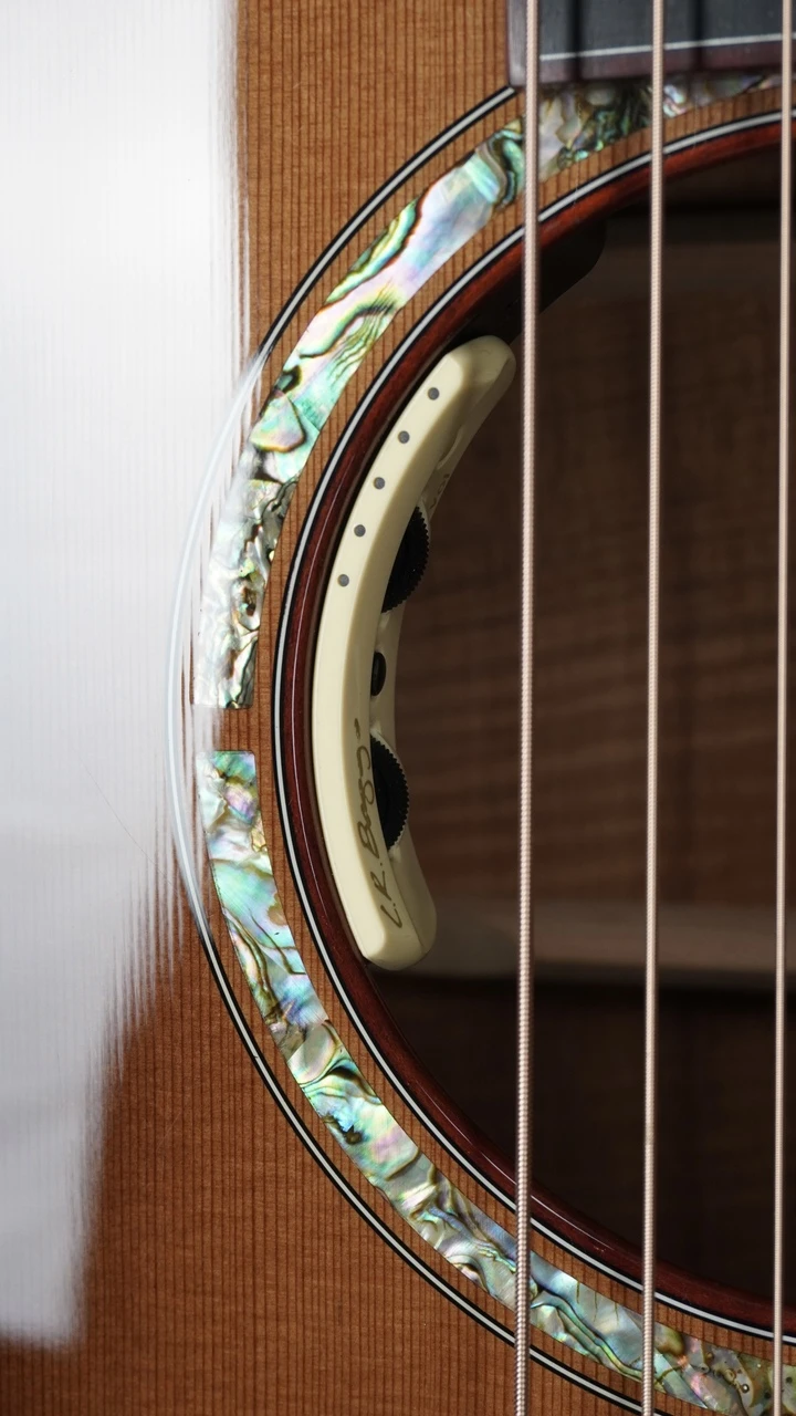 Preowned Breedlove Custom C25 Concert - Figured Koa / Western Red Cedar Sunburst - Pickup Controls