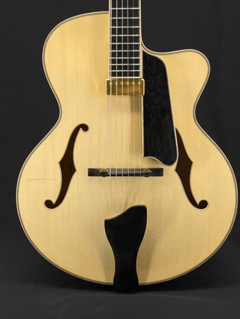 Eastman AR905CE Archtop in Blonde
