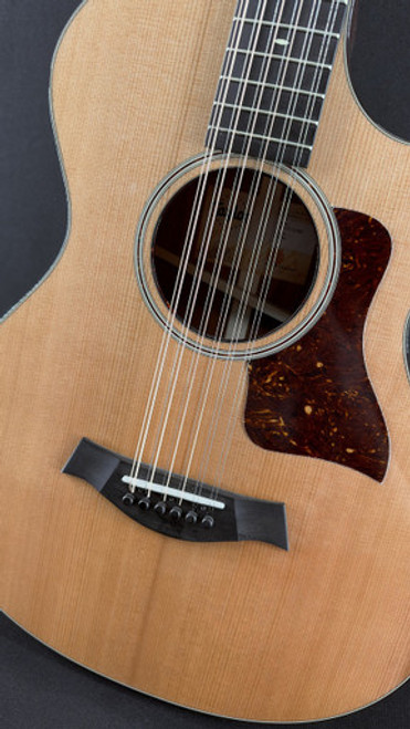 Taylor 552ce 12-String Cedar and Mahogany V-Class