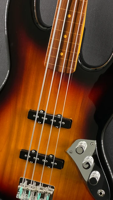 Fender Jaco Pastorius Artist Signature Fretless Jazz Bass - 3-Color Sunburst - Front Close Angle