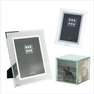 Buy a great range of glass photo frames at thephotoframeshop.com