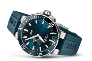 Side profile showing bezel and crown of 45.5 mm case Side profile showing bezel and crown of 45.5 mm case