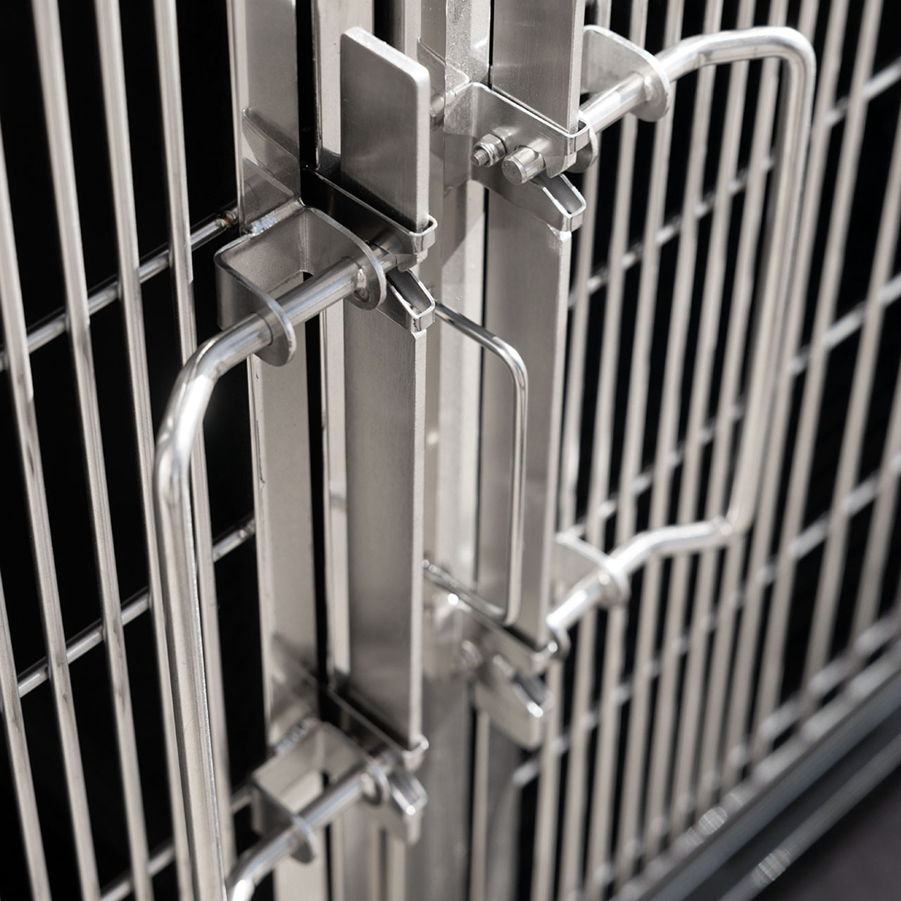 DuraDog 4-Cage Bank (includes Frame with wheels!)