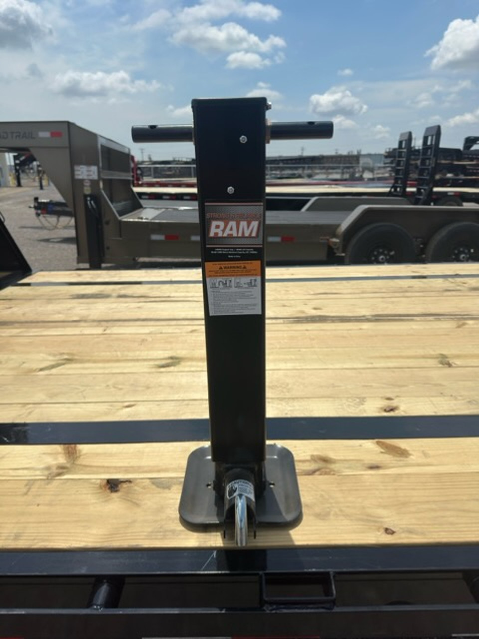 12.5″ travel distance, 28″ jack height when fully retracted, 25.5″ total adjustment

12,000lb Support Capacity / 10,000lb Lift Capacity

Crank handle not included - See Sku #040142