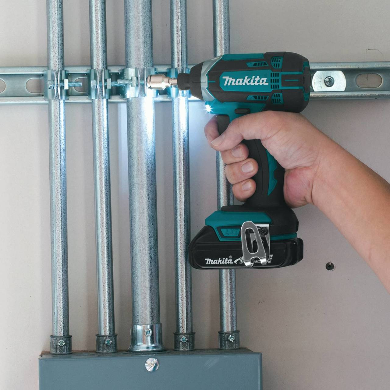 Makita XDT11R 18V Compact Lithium-Ion Cordless Impact Driver Kit