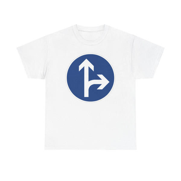 Zeichen 214 - Vorgeschriebene Fahrtrichtung Geradeaus oder rechts StVO 2017 (Germany) (Road Sign) T-Shirt