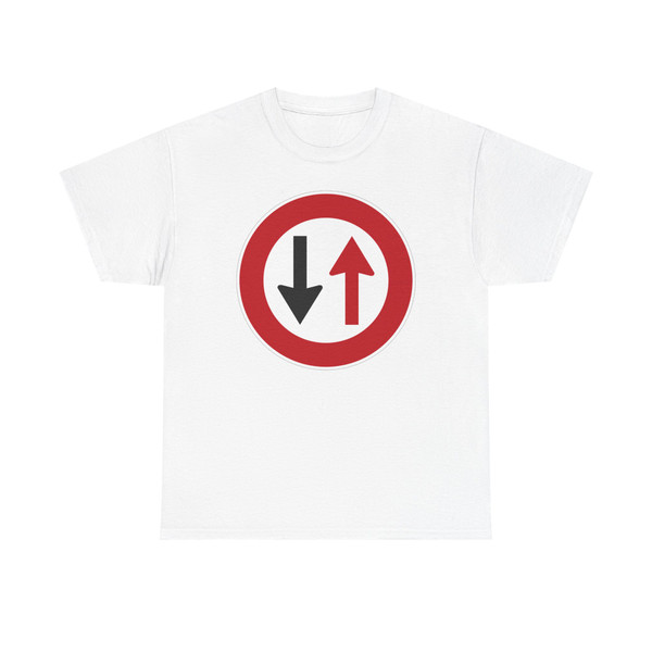 Zeichen 208 - Dem Gegenverkehr Vorrang gewähren StVO 1970 (Germany) (Road Sign) T-Shirt