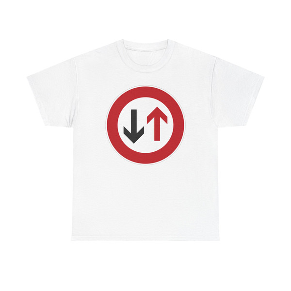 Zeichen 208 - Dem Gegenverkehr Vorrang gewähren 600x600 StVO 1992 (Germany) (Road Sign) T-Shirt