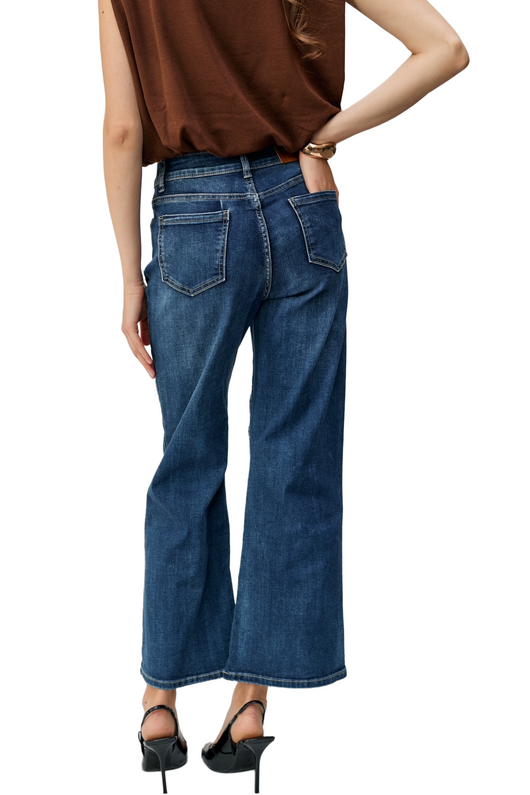 Front Pocket Loose Flare Jeans