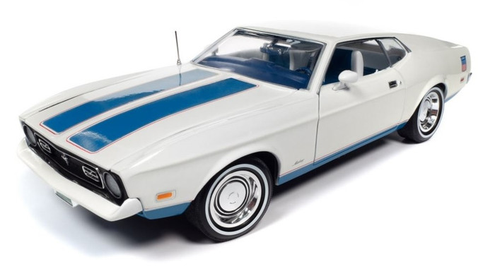 Auto World 1286 1972 Ford Mustang Fastback Class of 1972 1/18