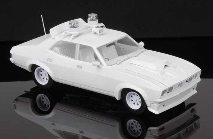 DDA DDA911K XB V8 Interceptor Ford Falcon Plastic Kit 1/24