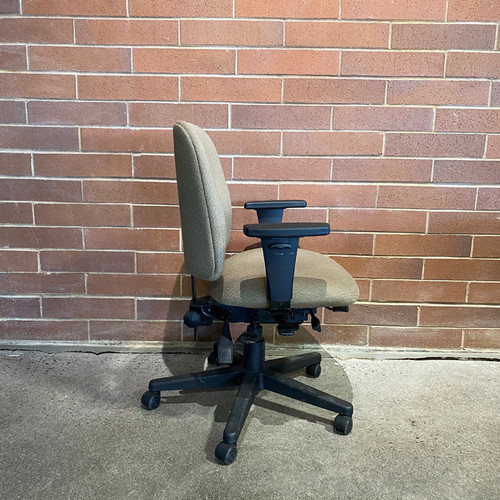 Pre-Owned Global Granada Tan Task Chair