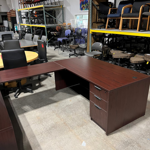 Pre-Owned Offices To Go Mahogany Laminate U-Shape with Hutch, Left Handed