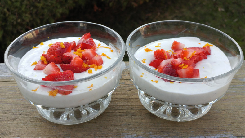 Cultured dessert with strawberries and orange zest (5-minute recipe!)