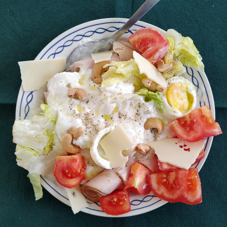 Quick summer salad with probiotic vinaigrette