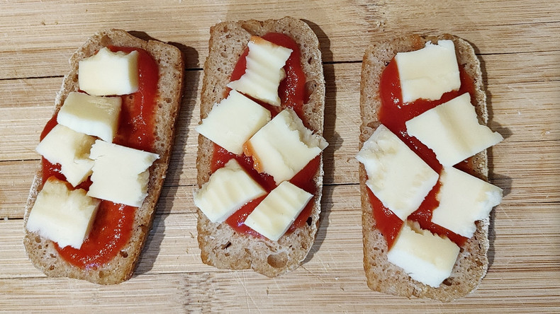 Simple sourdough mini pizzas