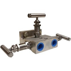 Three-Valve Manifold, Integral Seat, NPTF x Flange, 1/2 NPTF Process Connection Up to 6000 PSIG at 200F