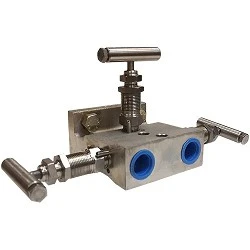 Three-Valve Manifold, Integral Seat, NPTF x Flange, 1/2 NPTF Process Connection Up to 6000 PSIG at 200F