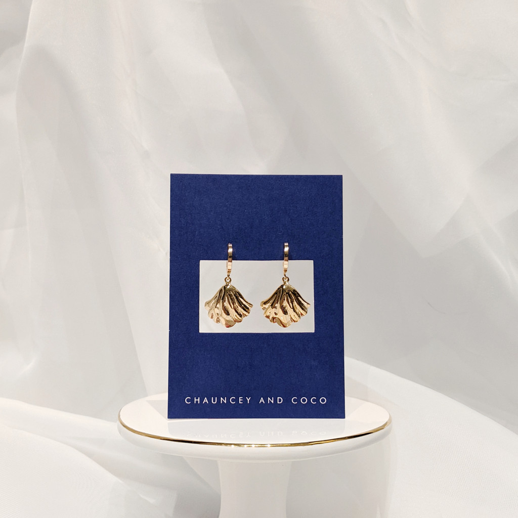 Venus gold shell earrings