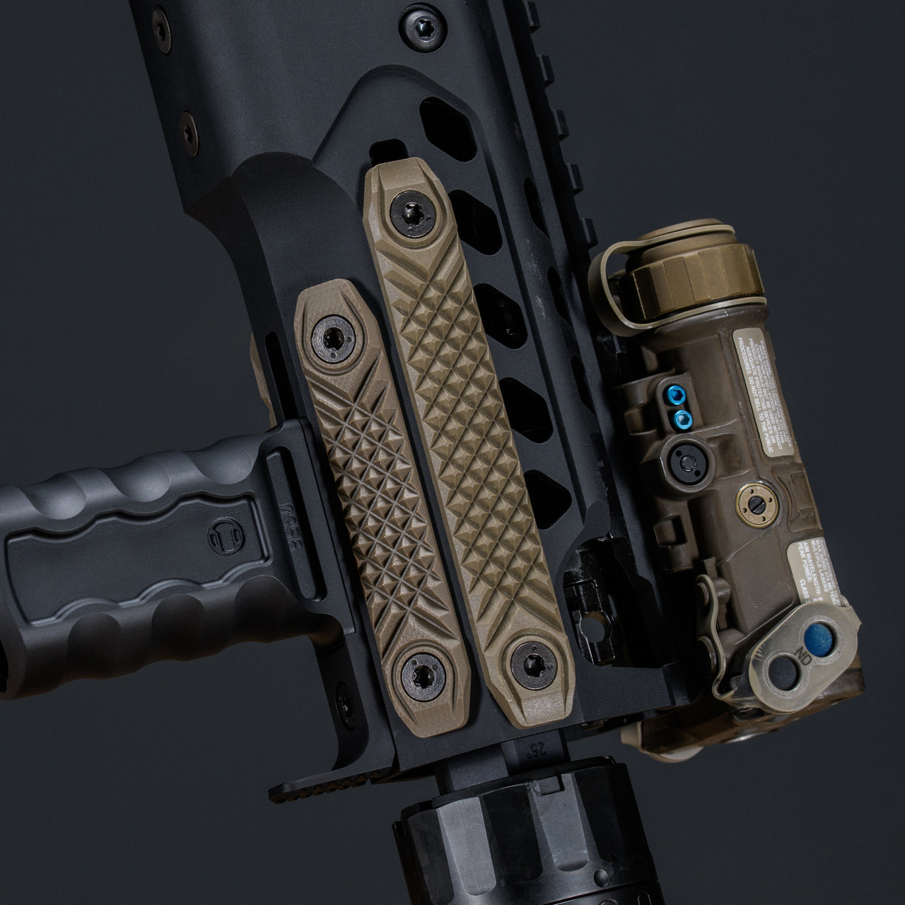 RailScalesHTP ScalesMLOK 4枚MiniDotFDE HTP® Rail Scales - Lightweight Rail Grips for MLOK |RailScales