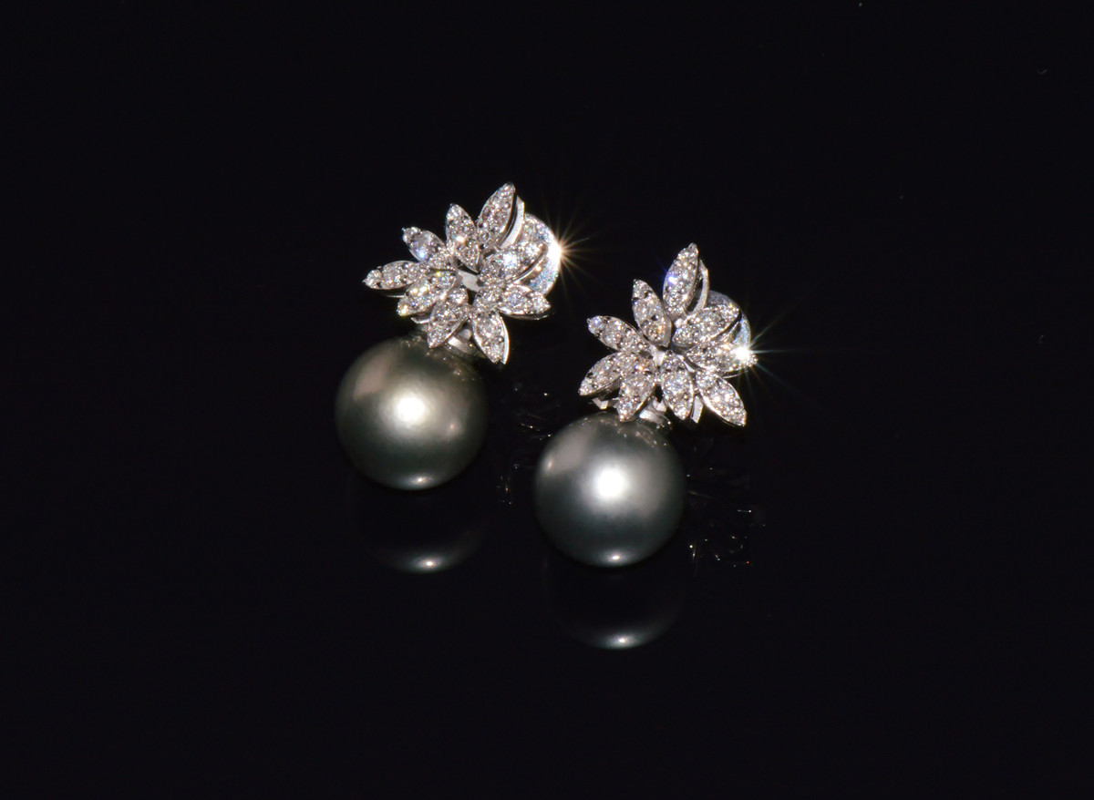 Certified Natural 23.13CTS VS F Diamond Tahitian Pearl Solid 18K Gold Cluster Earrings