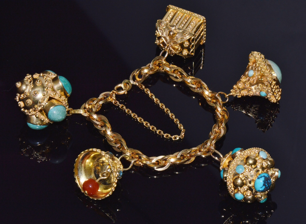 Estate Italian UNOAERRE Etruscan Revival Solid 18K Gold Turquoise Carnelian Charm Fob Bracelet