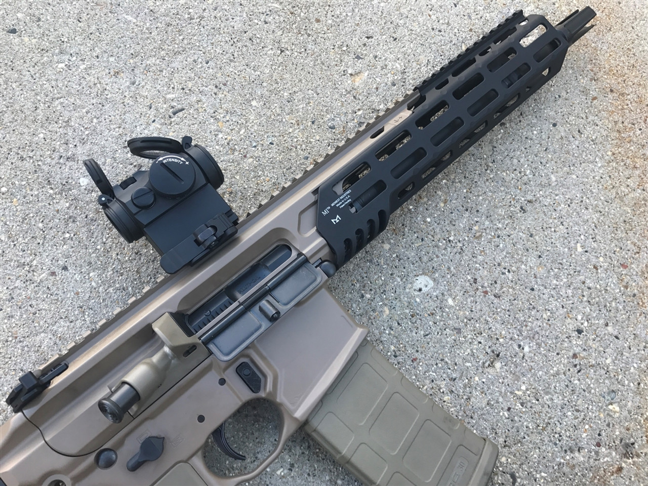 実物 SIG MCXハンドガード