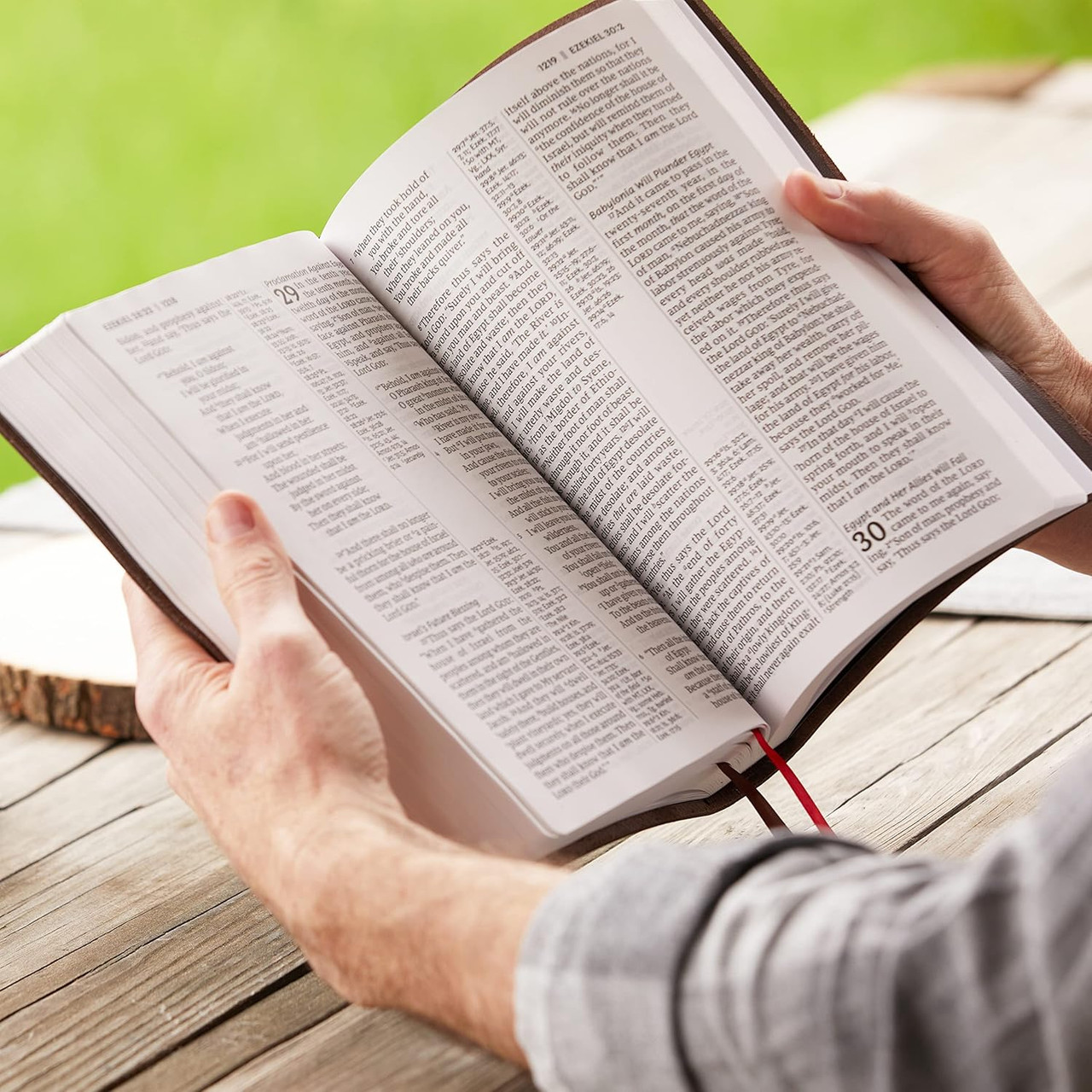 NKJV Giant Print Center Column Reference Bible, Purple Verse Art
