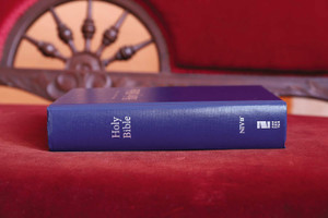 NIV Pew Bible, Large Print (Hardcover, Navy) - Bulk Case of 12