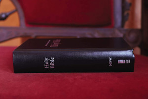 NIV Pew Bible, Large Print (Hardcover, Black) - Bulk Case of 12