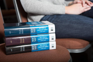 NIV Pew Bible, Large Print (Hardcover, Black) - Bulk Case of 12