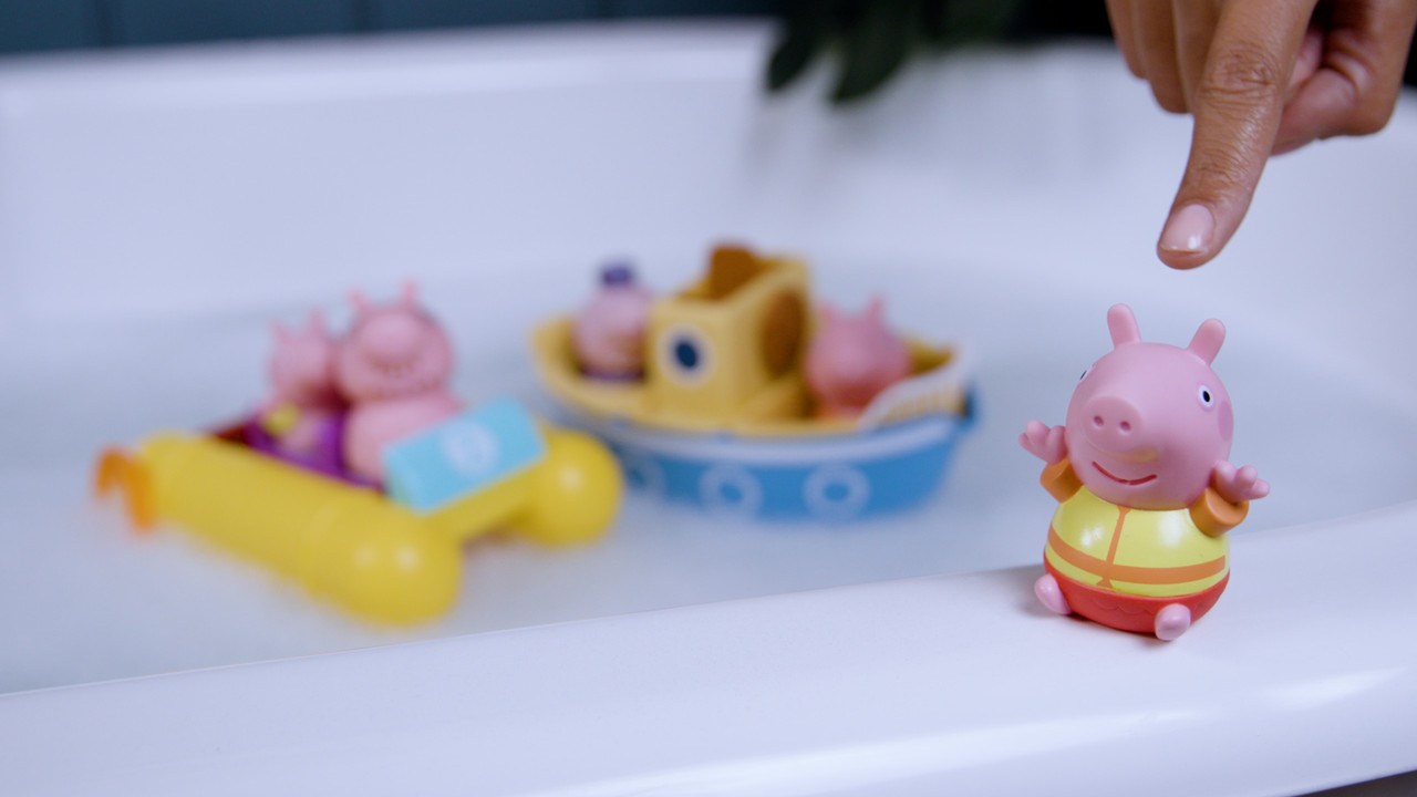 TOMY Toomies Peppa Pig - Juguetes de baño Peppa's Boat Adventure - Incluye  dos barcos y 5 figuras de juguete de Peppa Pig, juguetes de baño para bebés