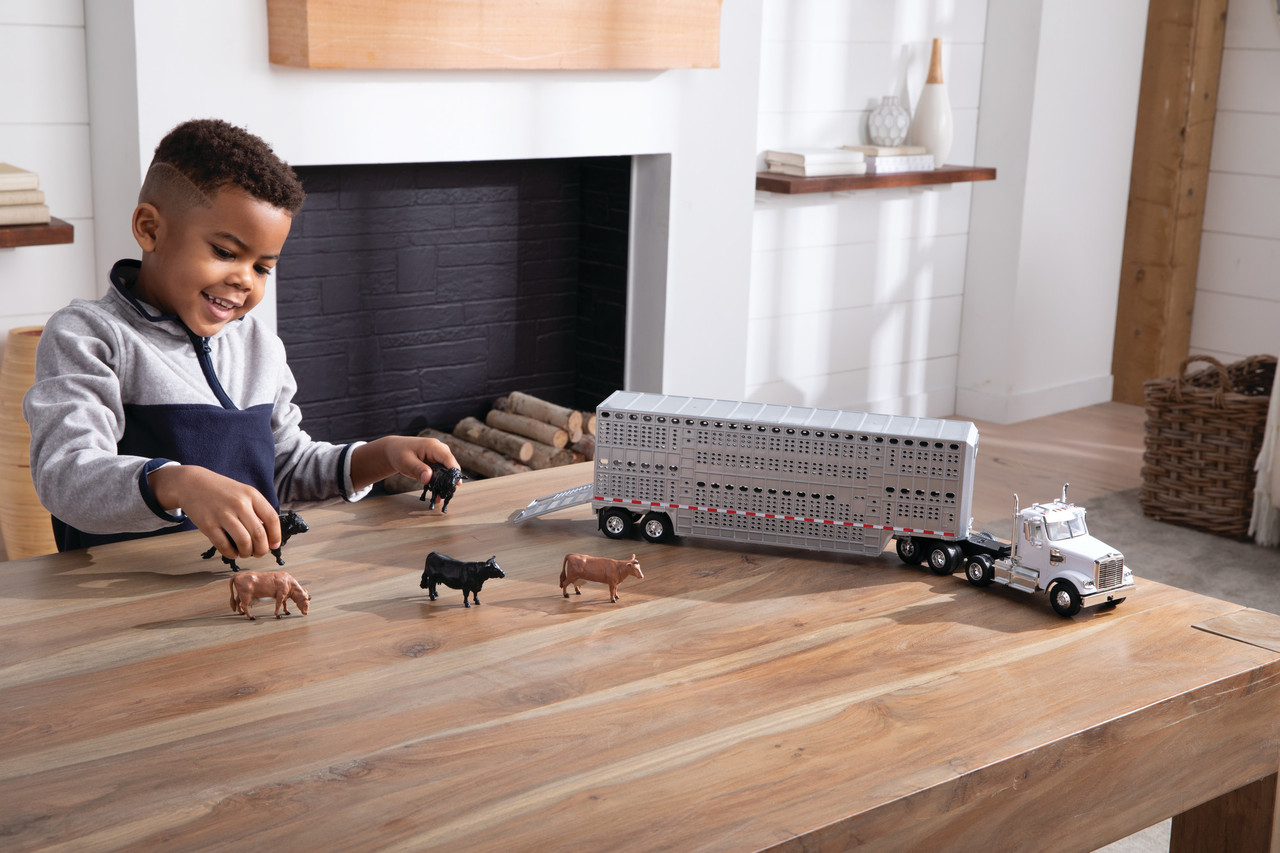 Freightliner 1:32 Scale 122SD Semi with Cattle Trailer and 8 Toy Cows