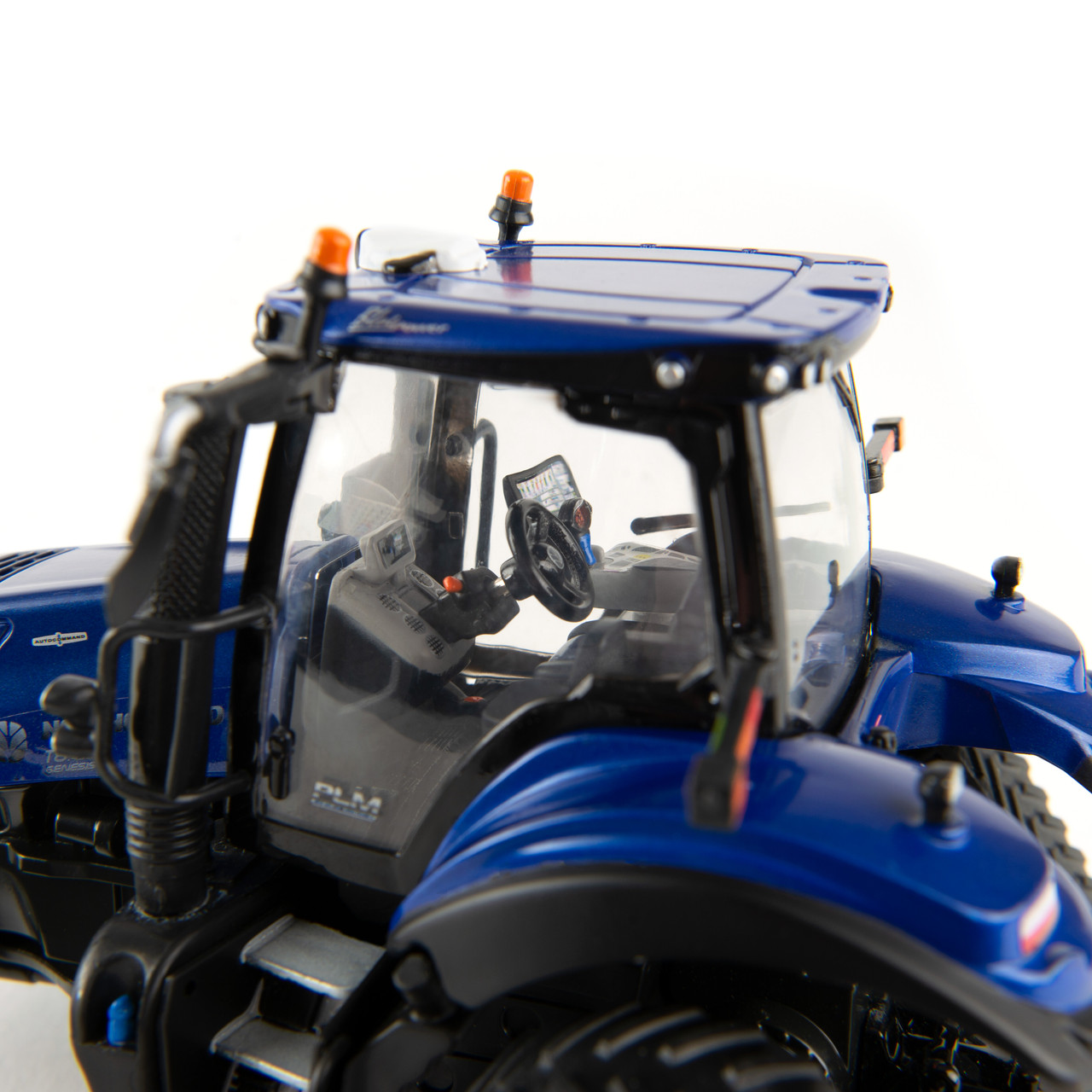 ERTL New Holland 1:32 Scale Genesis T8.435 Smarttrax Tractor