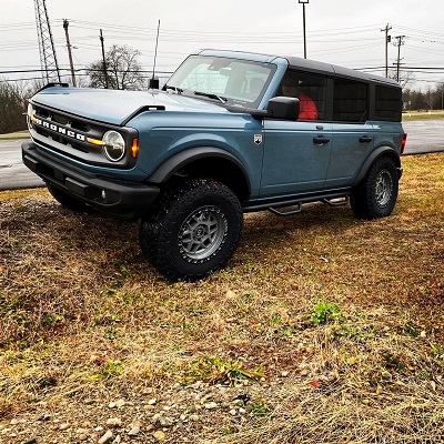 2021-bronco-lift-kit-35-tires-front-view.jpg