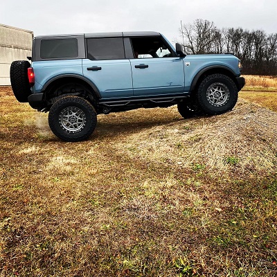 2021-bronco-lift-kit-35-tires-side-view.jpg