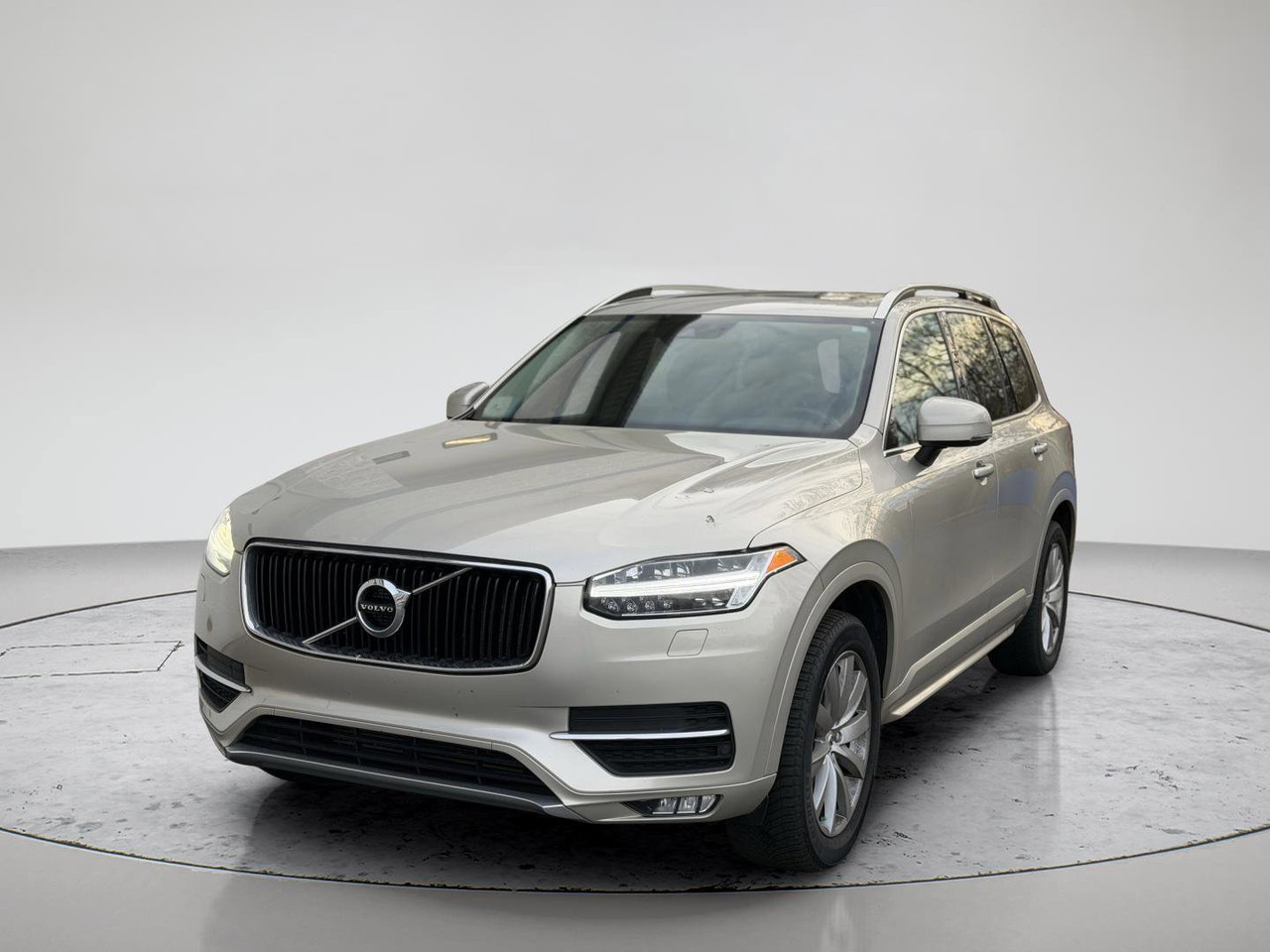 2018 Volvo XC90 T6 AWD Momentum's photo