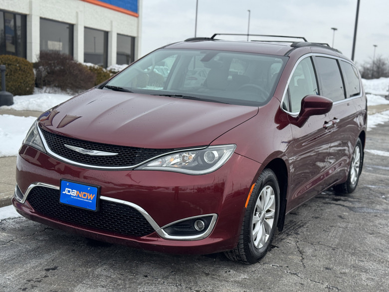 Chrysler Pacifica 2018 M8837