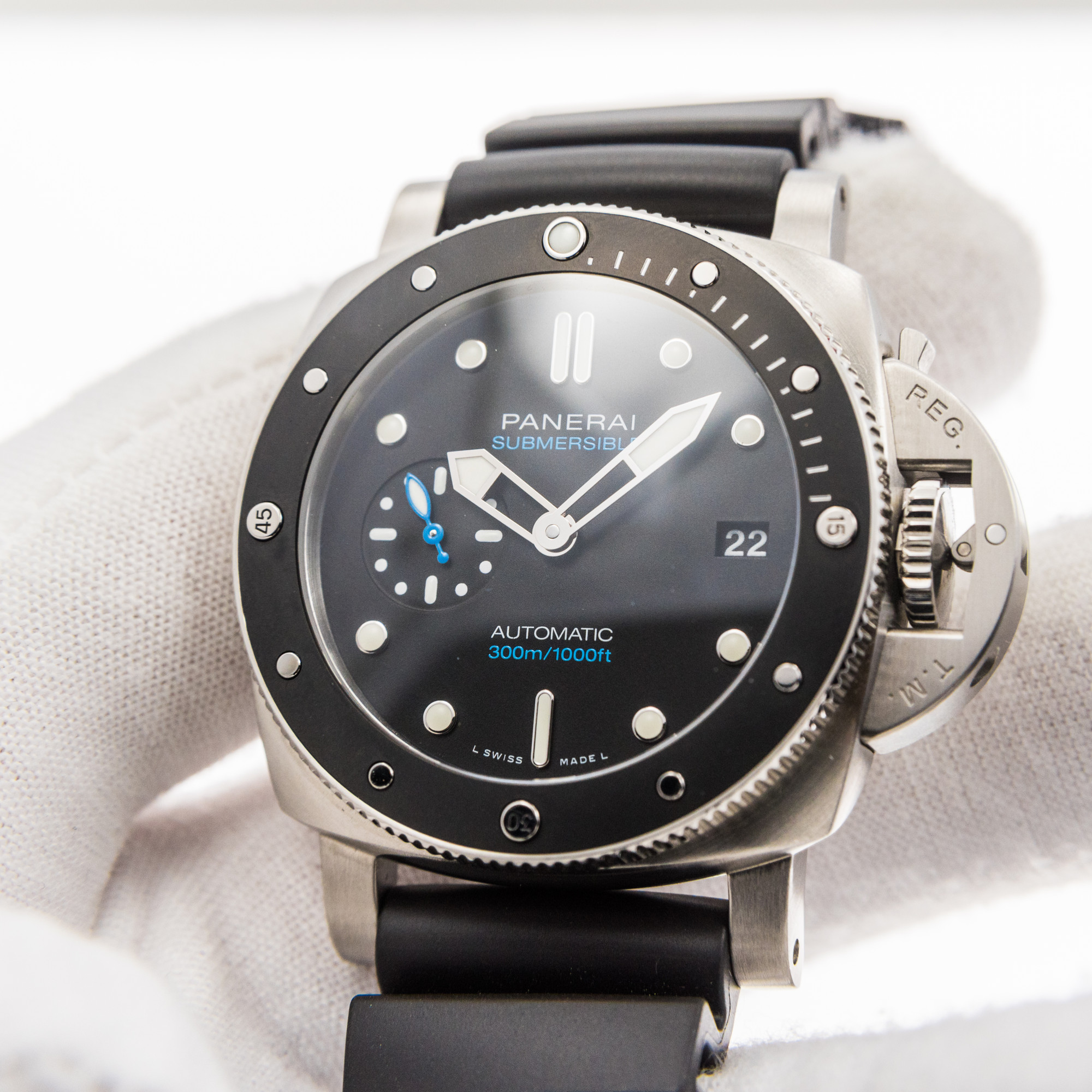 Panerai Luminor Submersible PAM 683 *2021* - DelrayWatch.com