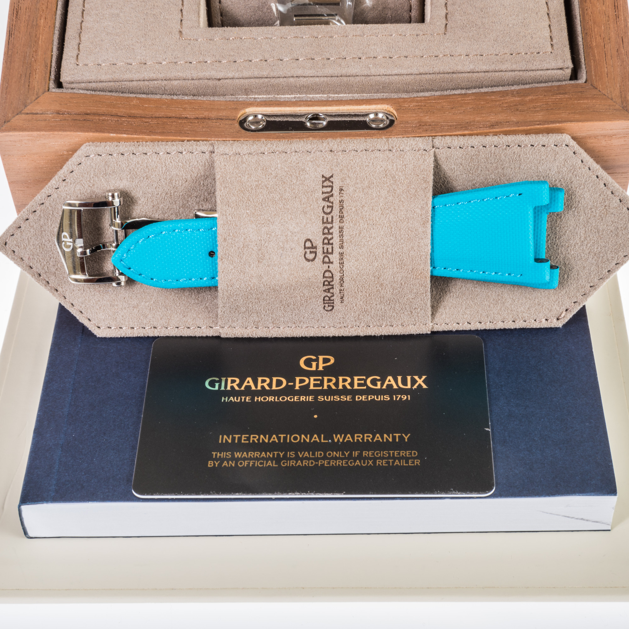 Girard-Perregaux Laureato UAE *Tiffany-Colored Blue dial* *UNWORN* *Limited Edition* *WIRE ONLY*