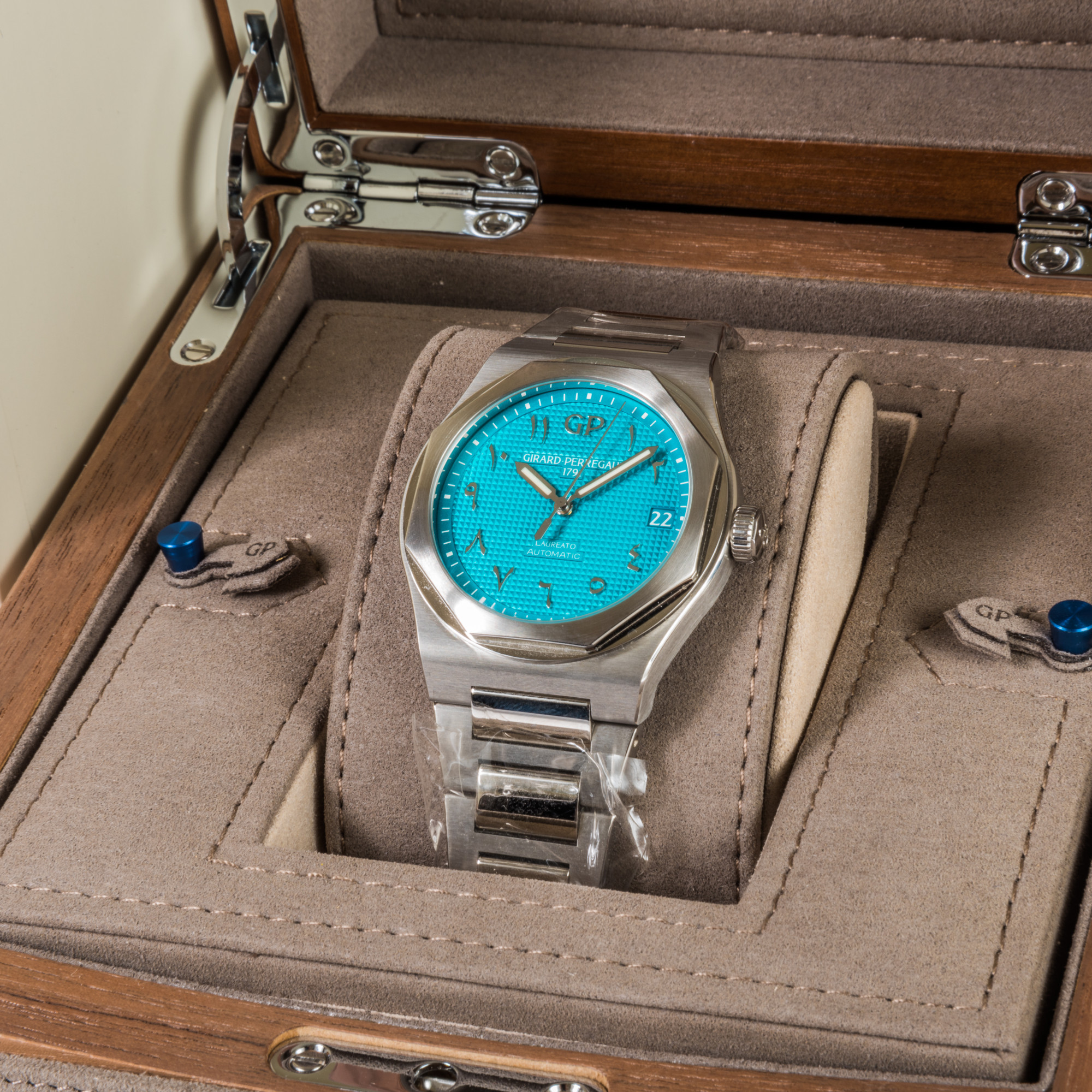 Girard-Perregaux Laureato UAE *Tiffany-Colored Blue dial* *UNWORN* *Limited Edition* *WIRE ONLY*