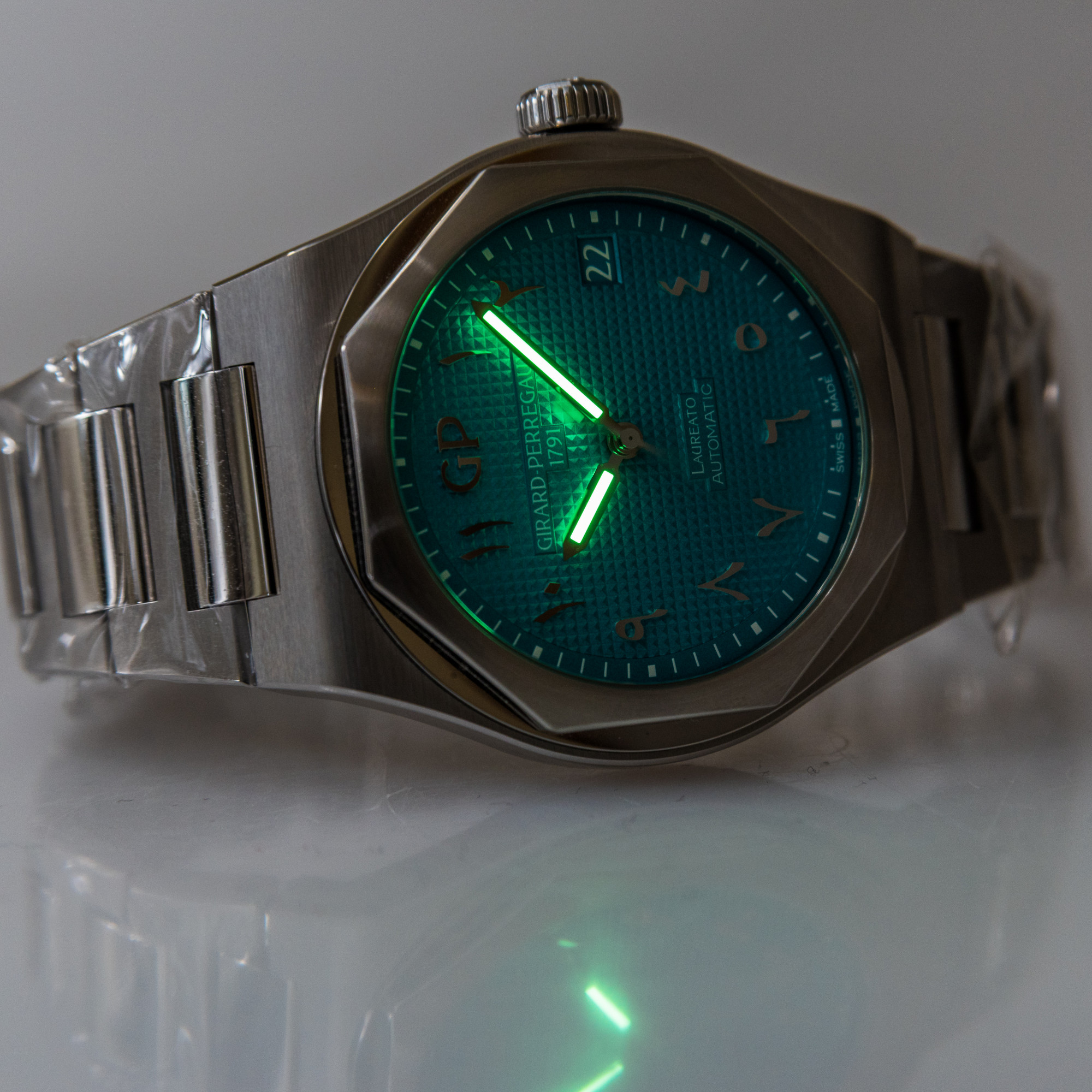 Girard-Perregaux Laureato UAE *Tiffany-Colored Blue dial* *UNWORN* *Limited Edition* *WIRE ONLY*