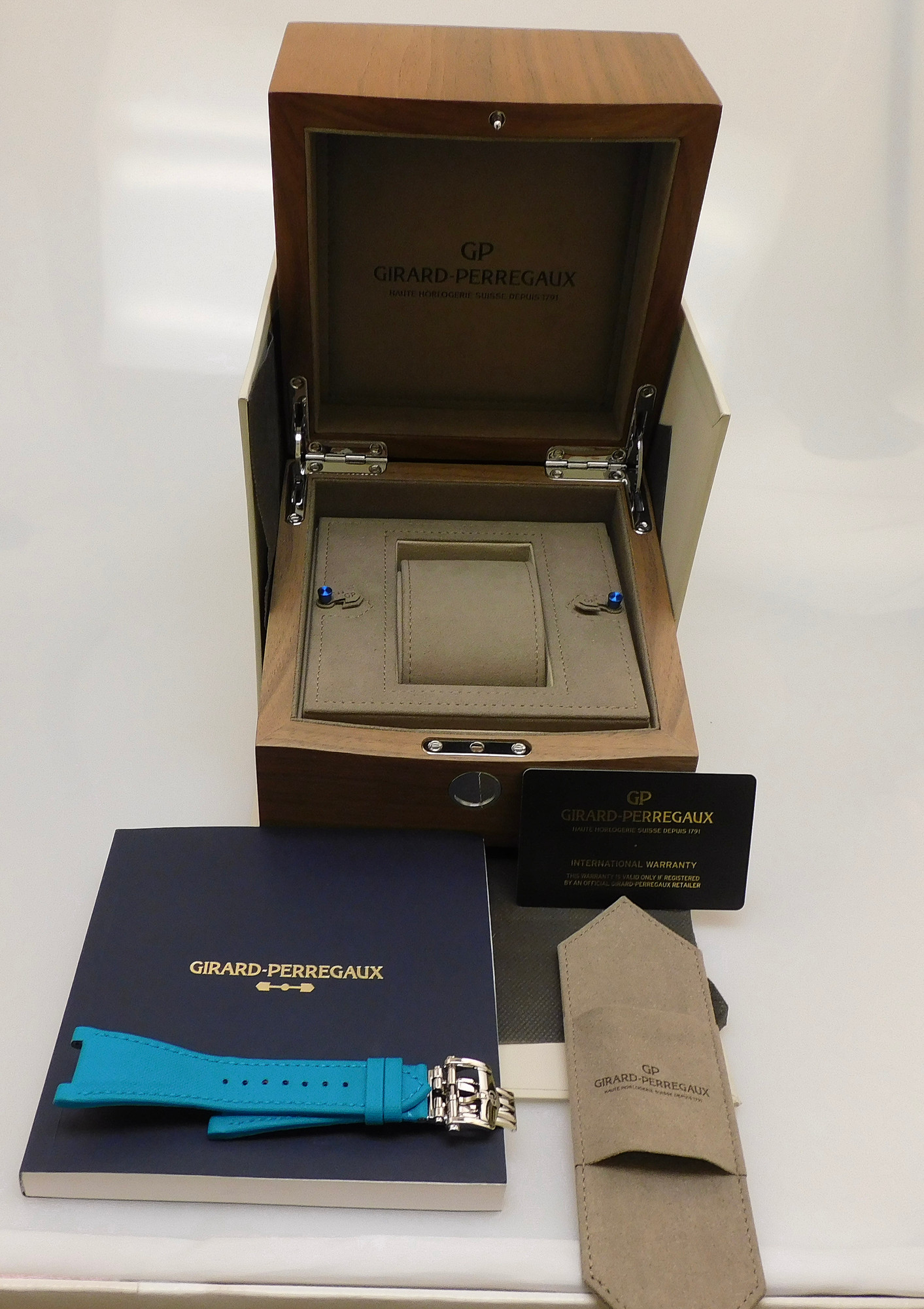 Girard-Perregaux Laureato UAE *Tiffany Colored Blue Arabic Dial* *2021* *Unworn* *Limited Edition - Inventory 3395