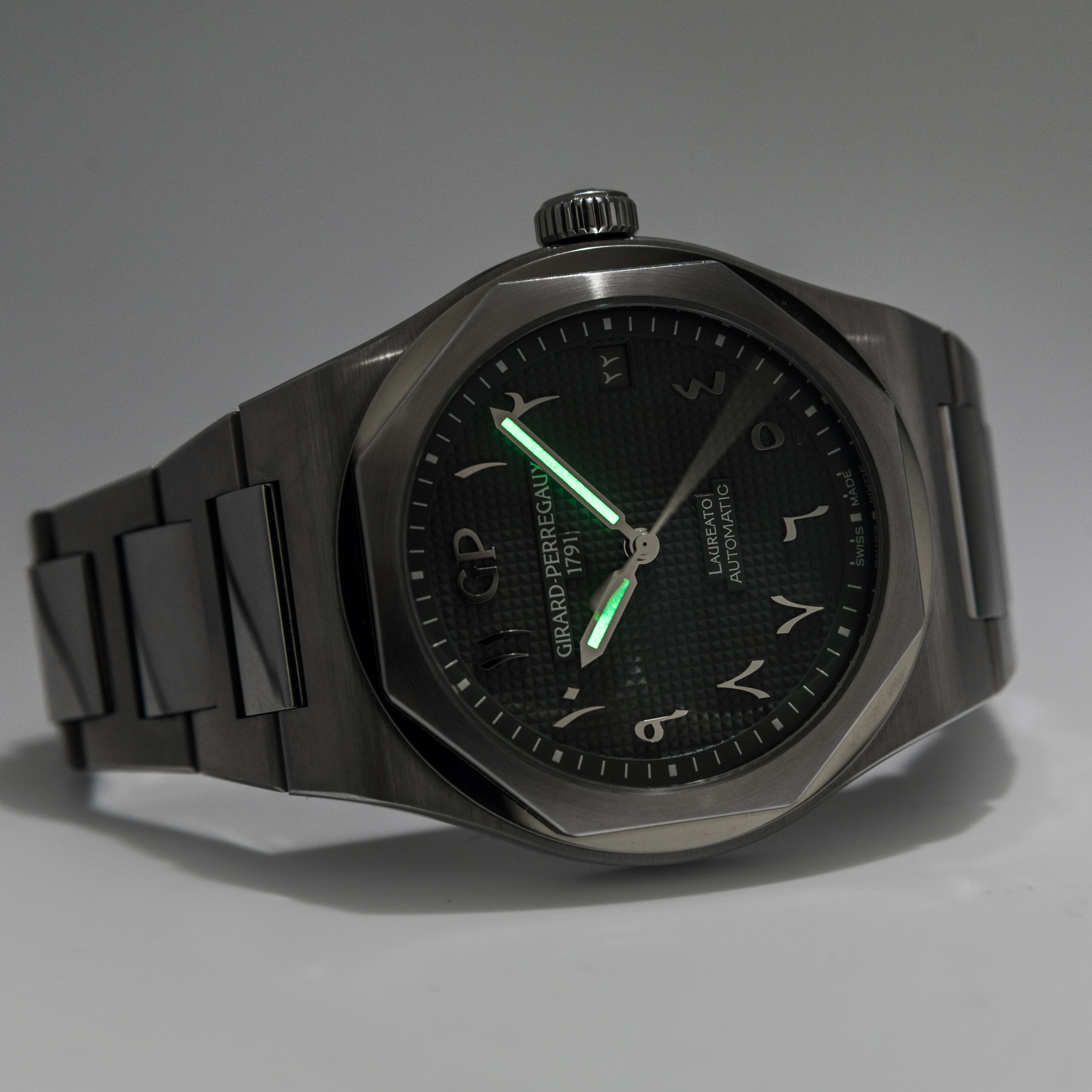 Girard-Perregaux Laureato 42 *Arabic Dial* *Limited Edition* *Box