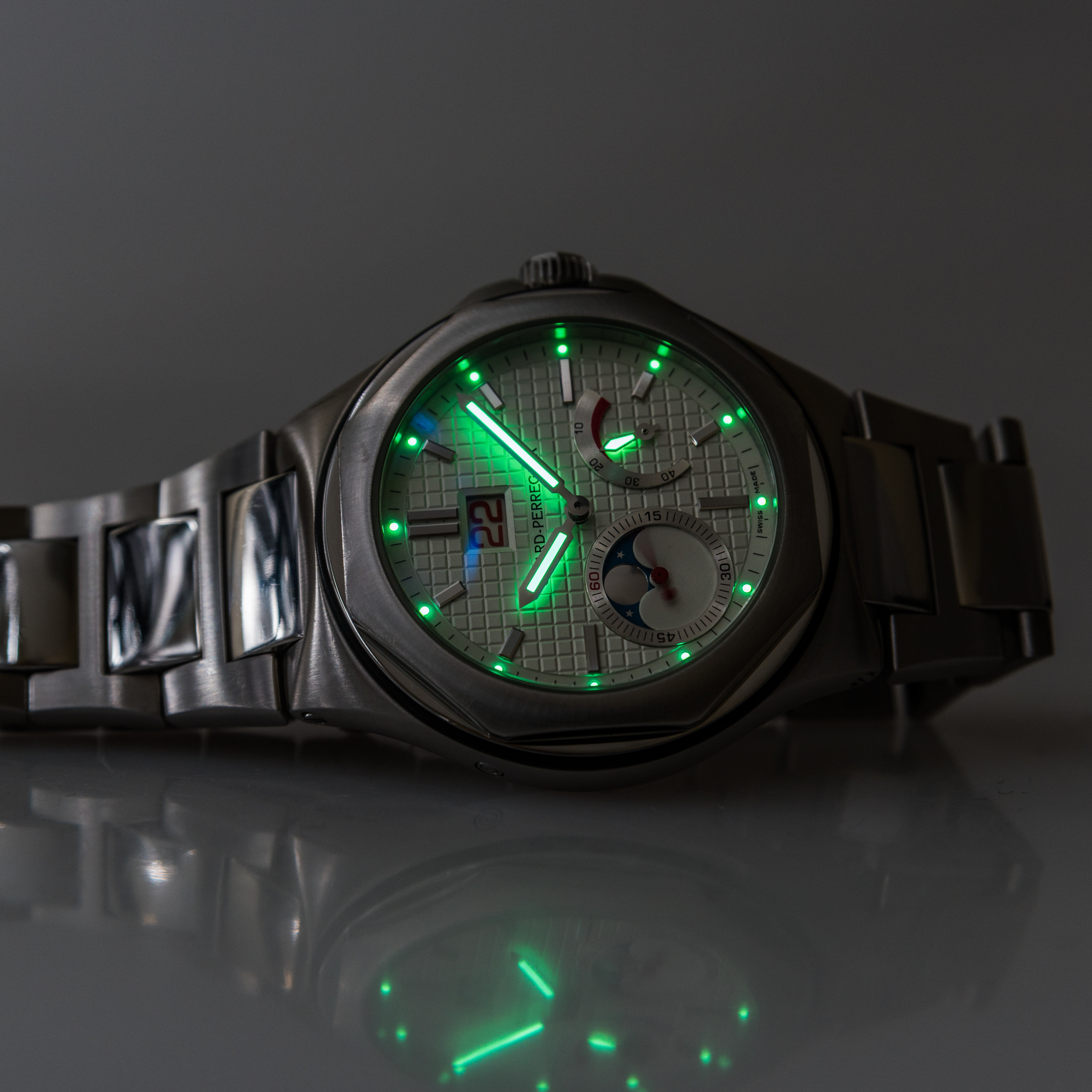 Girard-Perregaux Laureato Evo 3 80185 - DelrayWatch.com