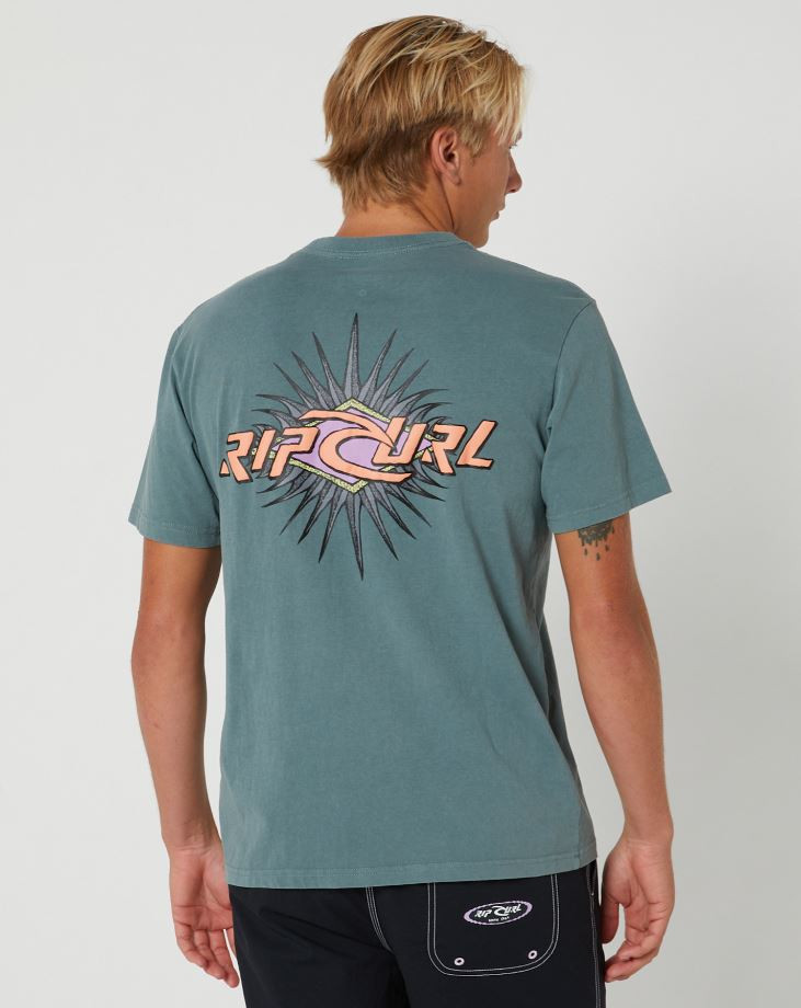 Rip Curl T-shirt Maniche Corte Da Ragazzo Raw Energy Dolphin, 100% Cotone, Morbida, Con Stampa Grafica Frontale E Posteriore Del Logo, Vestibilità Comoda, Perfetta Per Lo Skate E Il Surf.