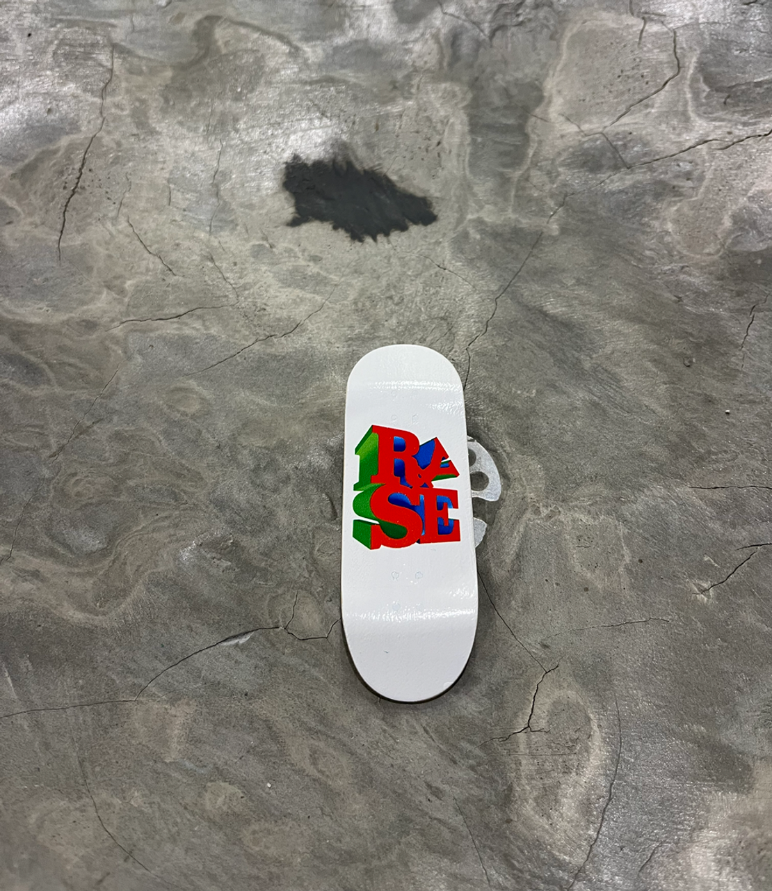 RYSE Love Park Logo Fingerboard White 32mm MidGuard OG RYSE Love Park Logo Fingerboard White 32mm MidGuard OG